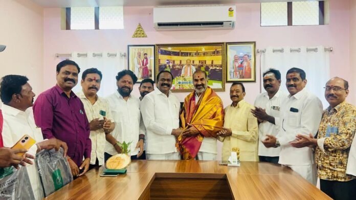 Munnur Kapu State President Konda Devaiah Patel meets Government Whip Aadi Srinivas