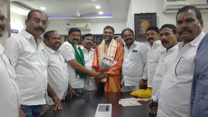 “In the presence of the Munnur Kapu Sangam – a great tribute to Rajinikanth Sangani”