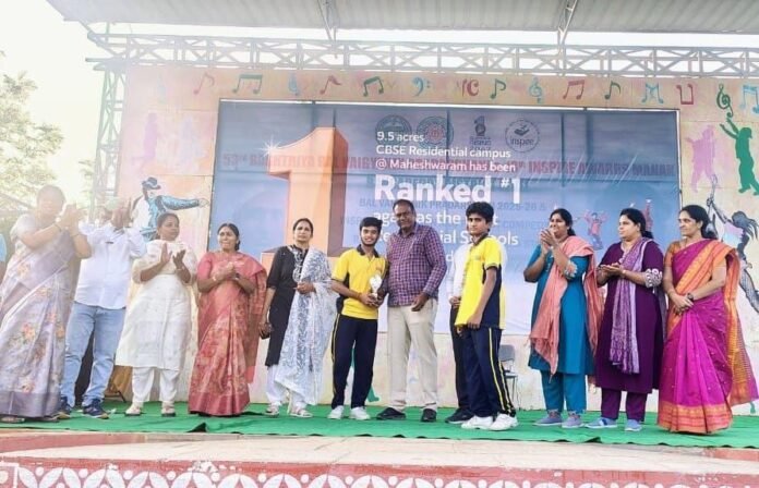 Dade Anantharinad receiving the medal