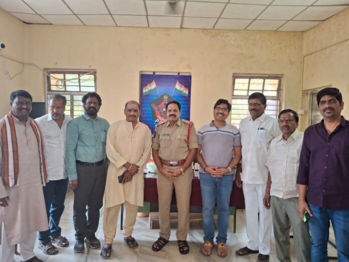 Leaders of the Munnur Kapu community visited Srisailam Mallikarjuna Swamy Temple