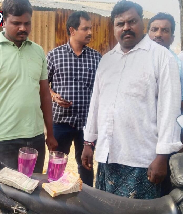 ACB catches lineman taking bribe