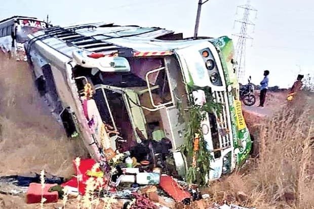 Tourist bus overturns in Kadapa district.. A major accident was avoided