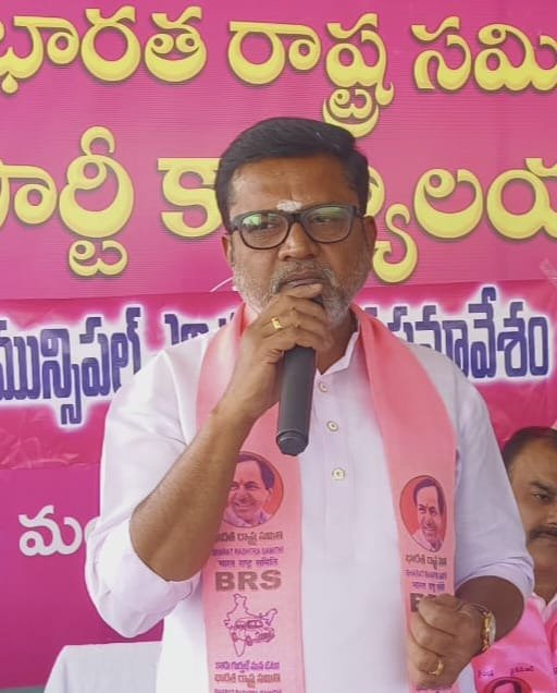 Putta Madhu announces Manthani Municipal BRS candidates