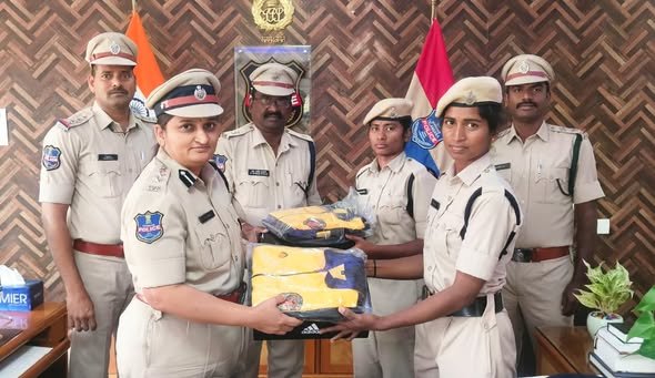 The district and Jogulamba zone should be given a good name in state-level police sports  – District SP D. Janaki