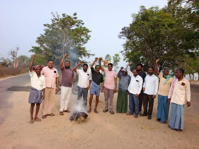 *Bhaggumanna BRS.. CM's effigy burned in protest against 'SIT' harassment of KCR!