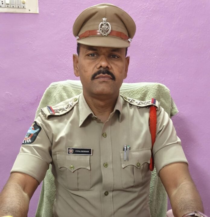 People should not be fooled by fake shopping websites, says Pathikonda Rural CI Puli Shekhar Goud.