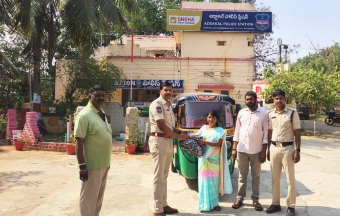 Auto Driver's Honesty and Police Personnel's Vigilance Lead to Cash Recovery