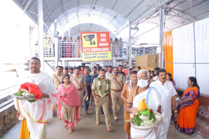 Multi-Zone 1 IGP Chandrasekhar Reddy visits Bheemanna.