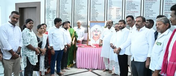 BRS Leaders Pay Tributes to Doddi Komaraiah