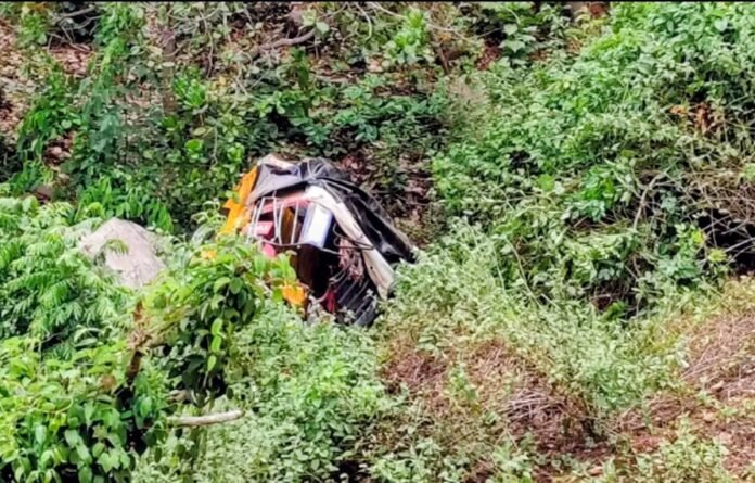 Auto-rickshaw overturns on Ghat Road; four dead.