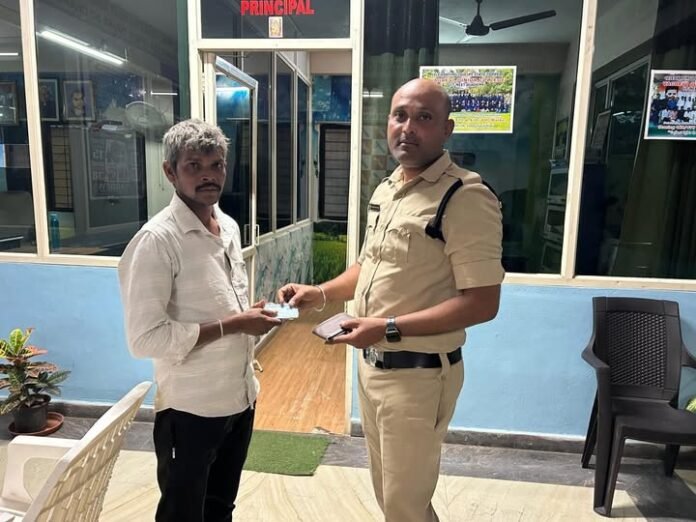 A Towering Example of Honesty: AR Constable Shravan Kumar Returns Lost Wallet to Its Owner
