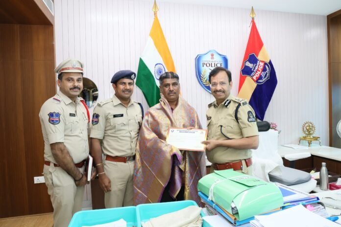 Auto Driver Risks His Life to Stop Rowdy-Sheeter; City CP Sajjanar Honors Him.