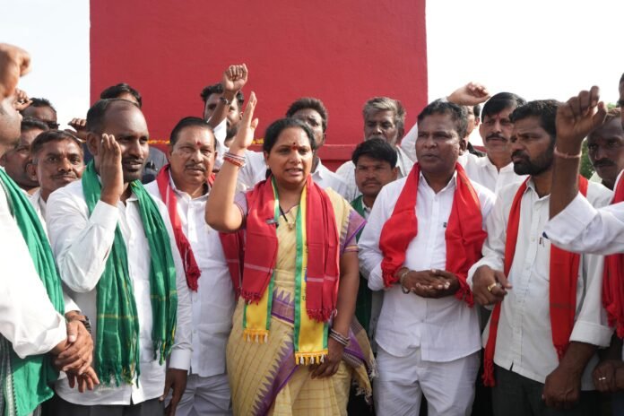 Kavitha visits Singareni coal mines... Demands government pay Rs 50,000 crore in dues. Kavitha visits Singareni coal mines... Demands government pay Rs 50,000 crore in dues.