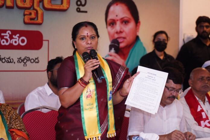 Telangana Rakshana Sena holds round-table on farmers' issues; Kavitha levels severe criticism against the government. Telangana Rakshana Sena holds round-table on farmers' issues; Kavitha levels severe criticism against the government.