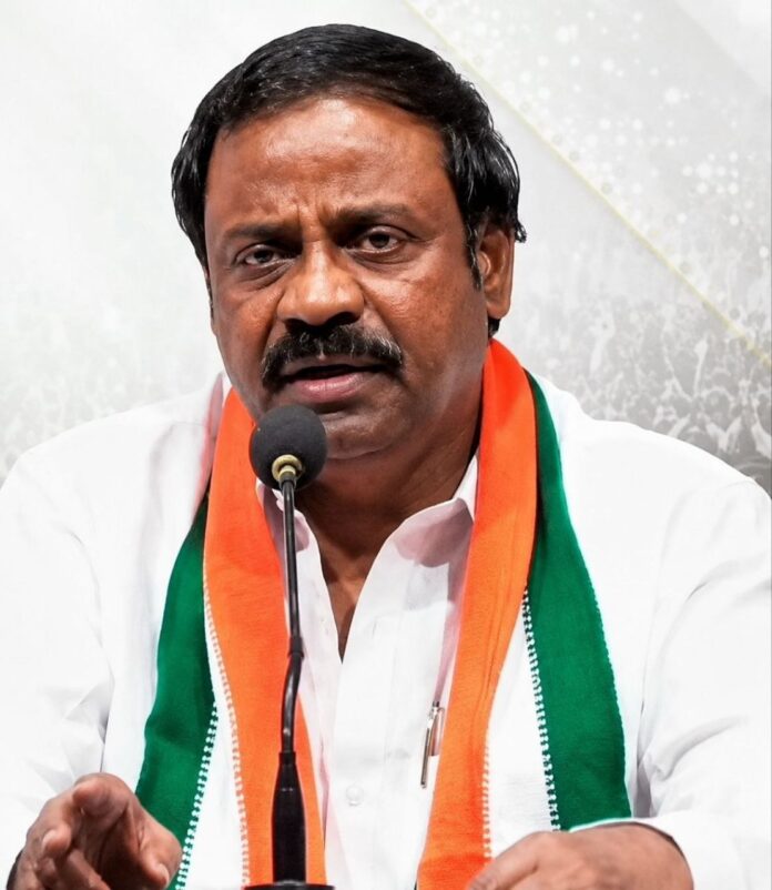 మీనాక్షి నటరాజన్ నామినేషన్ తిరస్కరణను ఖండిస్తూ మాట్లాడుతున్న తెలంగాణ ప్రదేశ్ కాంగ్రెస్ సేవాదళ్ అధ్యక్షులు మిద్దెల జితేందర్.