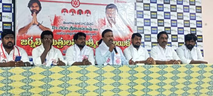జనసేన పార్టీలో చేరిన అనంతరం మీడియాతో మాట్లాడుతున్న మాజీ తెలంగాణ హెల్త్ డైరెక్టర్ డాక్టర్ గడల శ్రీనివాసరావు.