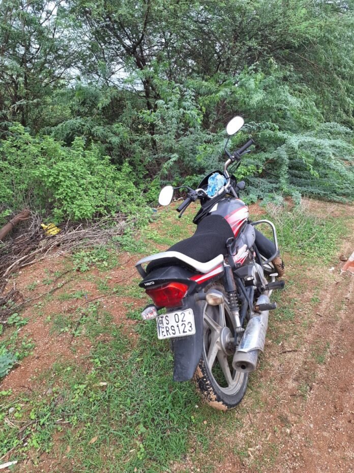 Key turn in Karimnagar robbery case: Thieves' motorcycles found in Huzurabad. Key turn in Karimnagar robbery case: Thieves' motorcycles found in Huzurabad.