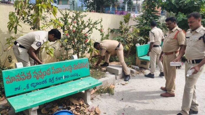 Police 'Swachh Andhra' voluntary labor drive across the district Madanapalle Police 'Swachh Andhra' voluntary labor drive across the district Madanapalle