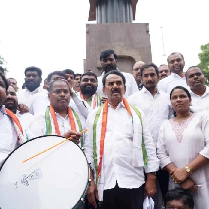 హరీష్ రావు, కేటీఆర్ లు దమ్ముంటేగన్ పార్క్ వద్దకు రండి. హరీష్ రావు, కేటీఆర్ లు దమ్ముంటేగన్ పార్క్ వద్దకు రండి.