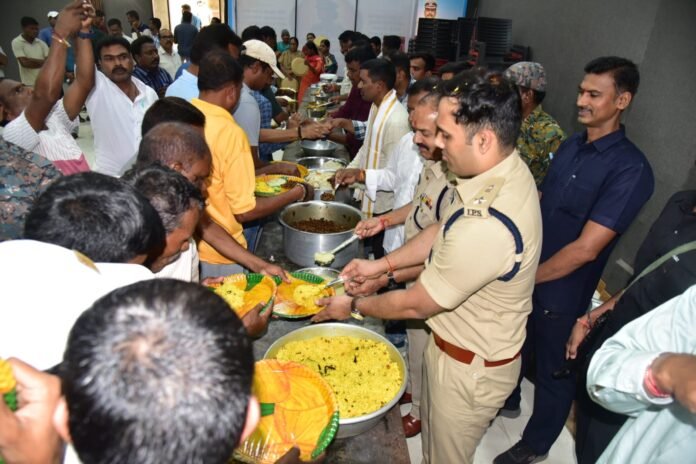 Police Commissioner Gaush Alam participated in special prayers for Lord Ganesha.