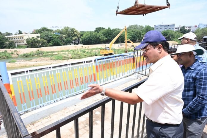 HYDRA Commissioner inspects IDL Lake. HYDRA Commissioner inspects IDL Lake.