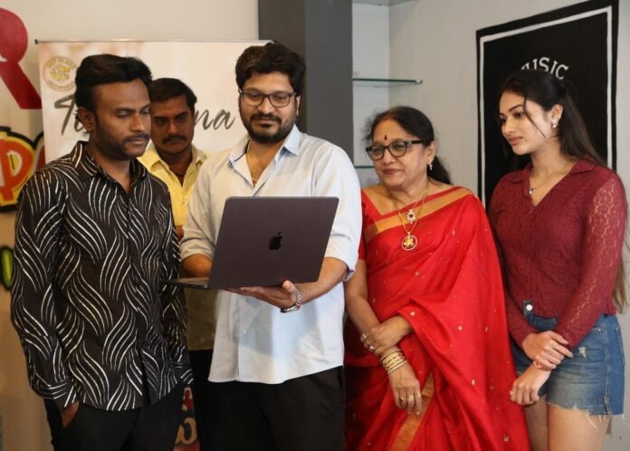 ‘Thiduthunna Koduthunna’ song released from the movie ‘Mugguru Kothulu’ ‘Thiduthunna Koduthunna’ song released from the movie ‘Mugguru Kothulu’