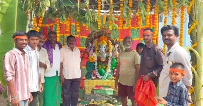 Devotees worshipped Lord Ganesha with devotion and reverence. Devotees worshipped Lord Ganesha with devotion and reverence.