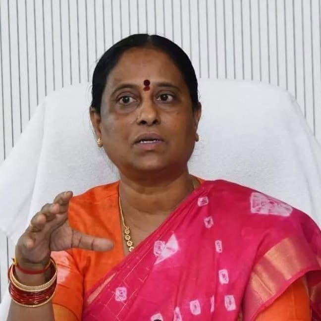 Minister Konda Surekha apologizes to KTR Minister Konda Surekha apologizes to KTR