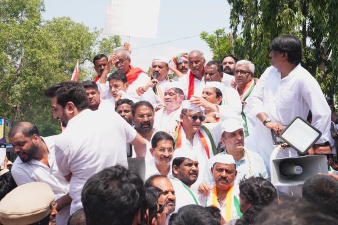 Tension during the 'Chalo Lok Bhavan' siege
