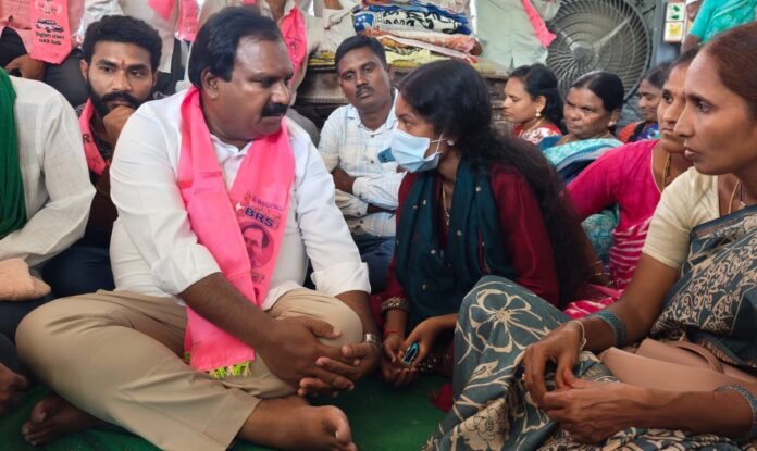 Young woman protests, alleging deception in the name of love; former MLA Aruri Ramesh consoles her. Young woman protests, alleging deception in the name of love; former MLA Aruri Ramesh consoles her.